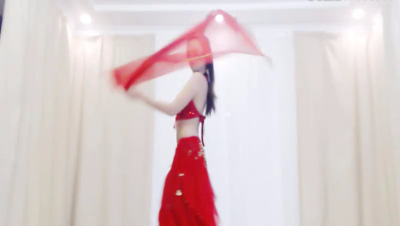 美女主播一袭红衣，这肚皮舞跳得很美