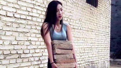 砖厂：双排女搬砖手发挥不错