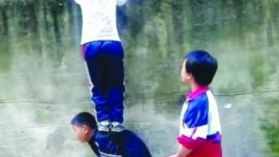 三千：踩着人梯子上二楼淘汰俩人