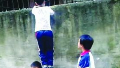 偶遇小兄弟：教我跳树上