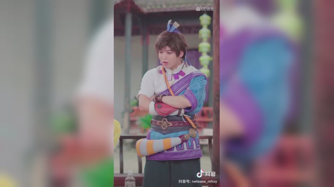 【短视频：梦幻小剧场】说好的踢瓶盖呢？为什么受伤的总是我～#论坛菌##梦幻视频站#