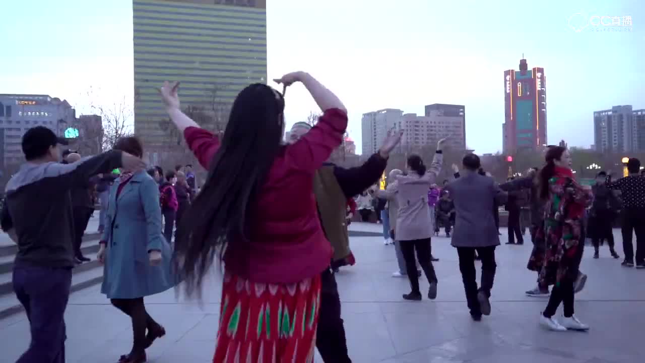 能歌善舞的新疆人，男女老少一起跳广场舞真热闹，让你打破拘束一起跳