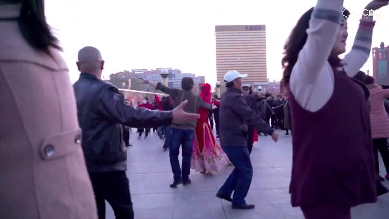 人人都能跳的新疆民族广场舞，男女老少一起跳广场舞真热闹