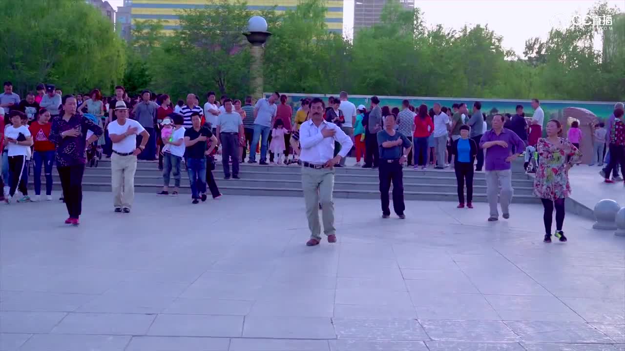 新疆乌鲁木齐晚上广场这么热闹，个个都是多才多艺、 才艺卓绝