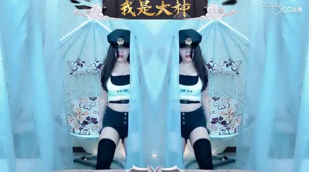 小萝拉短衣开摩托