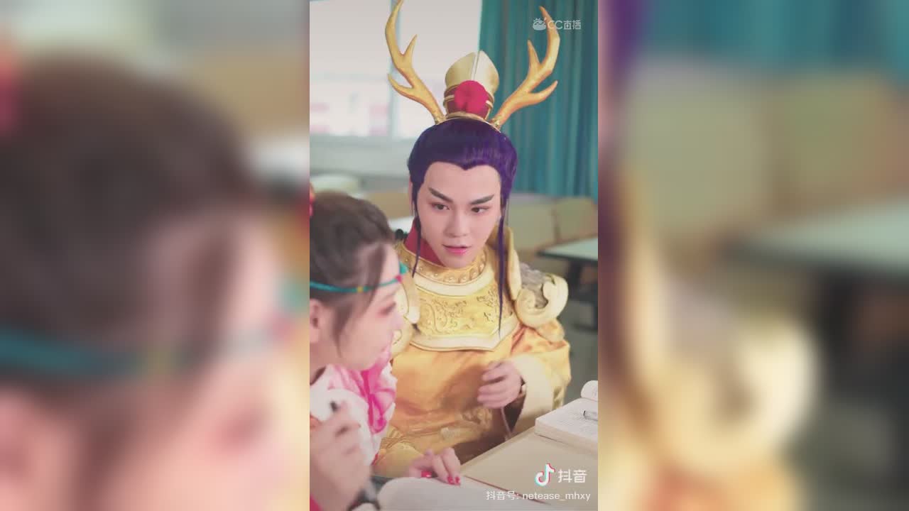 【短视频：梦幻学院小剧场】在靠近一点点，就……让你抄作业？