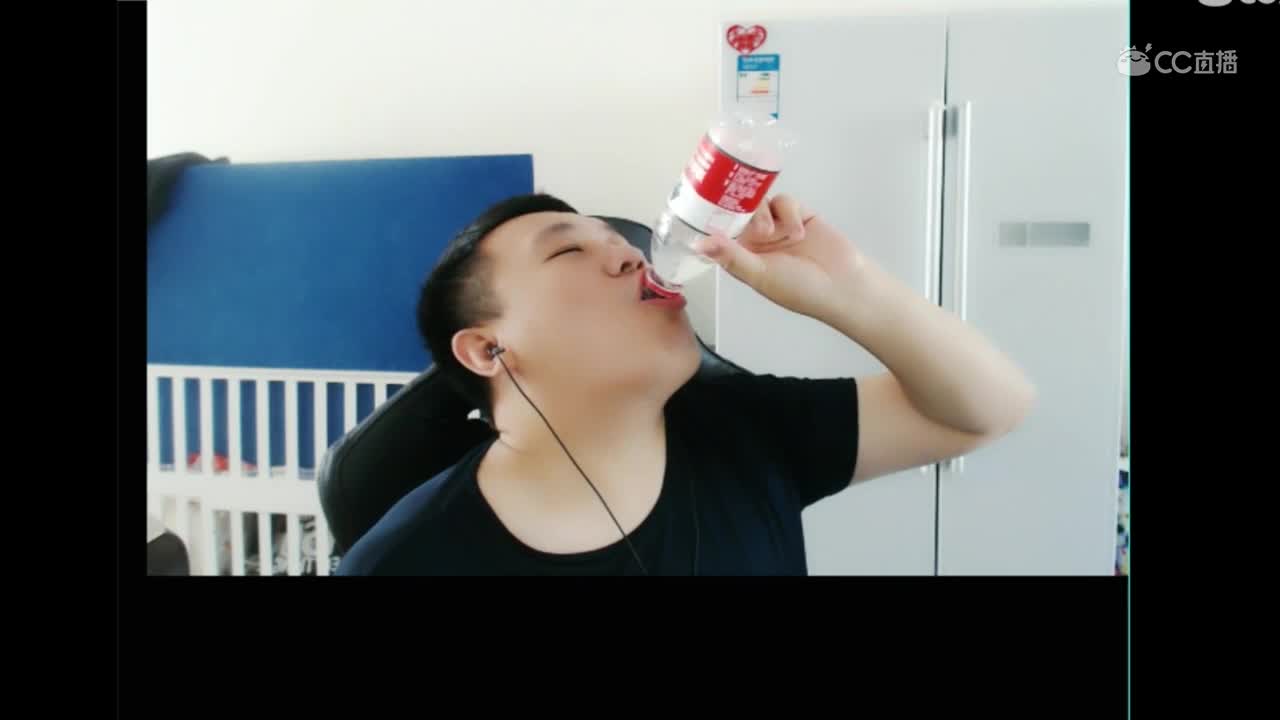 老王连喝4瓶水！已经晕眩