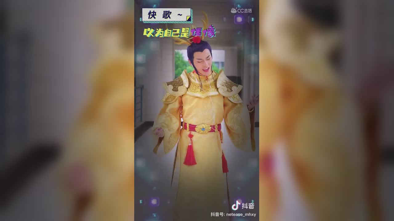 【短视频：梦幻小剧场】戴上耳机感觉整个世界都是自己的！