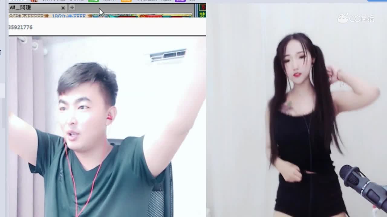 阿海双手举起以示清白