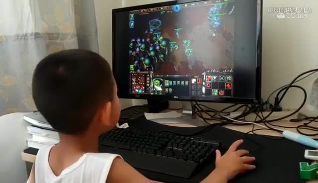 作为一个魔兽3的铁杆粉丝，看看你们家孩子。再看看人家孩子，已经会打2vs2了！魔兽的未来希望就在我们