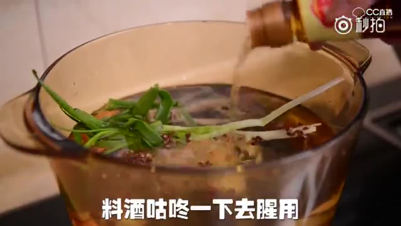 为了真的能吃到，这个小伙子忍不住了