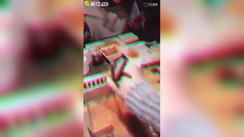 都说吃饭不要玩手机了