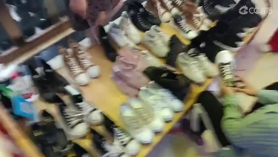 去受灾鞋城给粉丝买鞋啦～