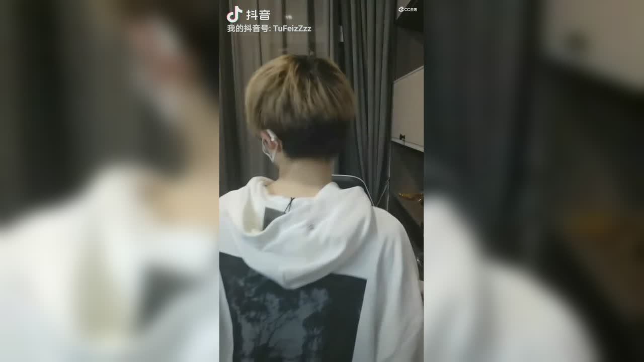 经济独立 消息秒回 洗澡十分钟 吃饭五分钟 24小时高强度上网 脾气超好 无暴力倾向 全网无前任 爱......