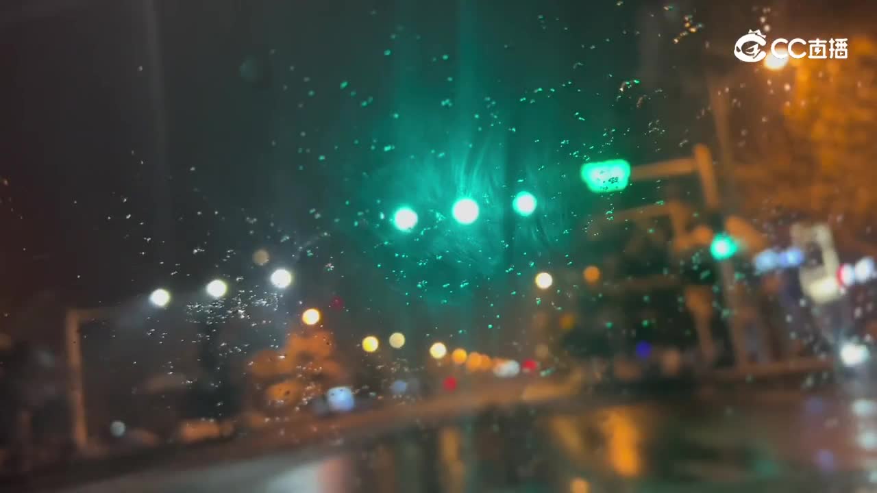 下雪了  去年和你一起看雪的人还在么