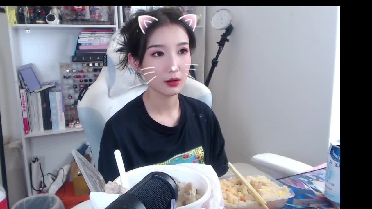 结束了一天的工作 吃饭聊天 第1段