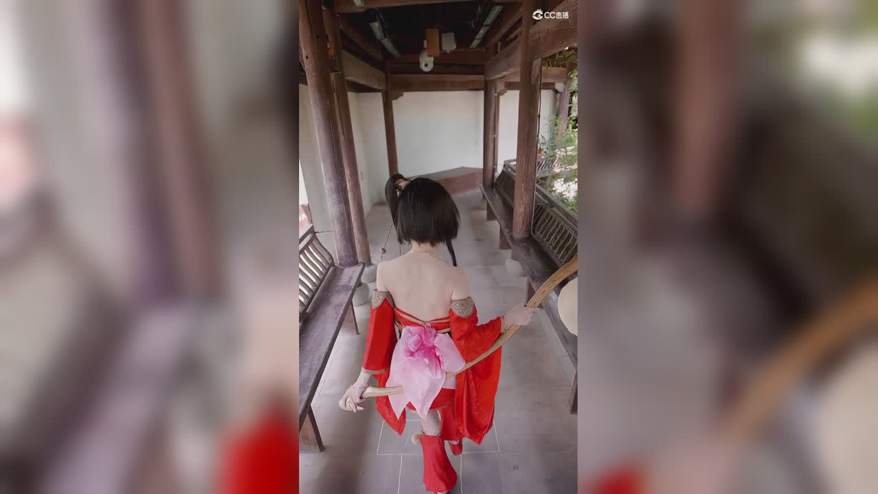 夜溪灵一秒长大变装