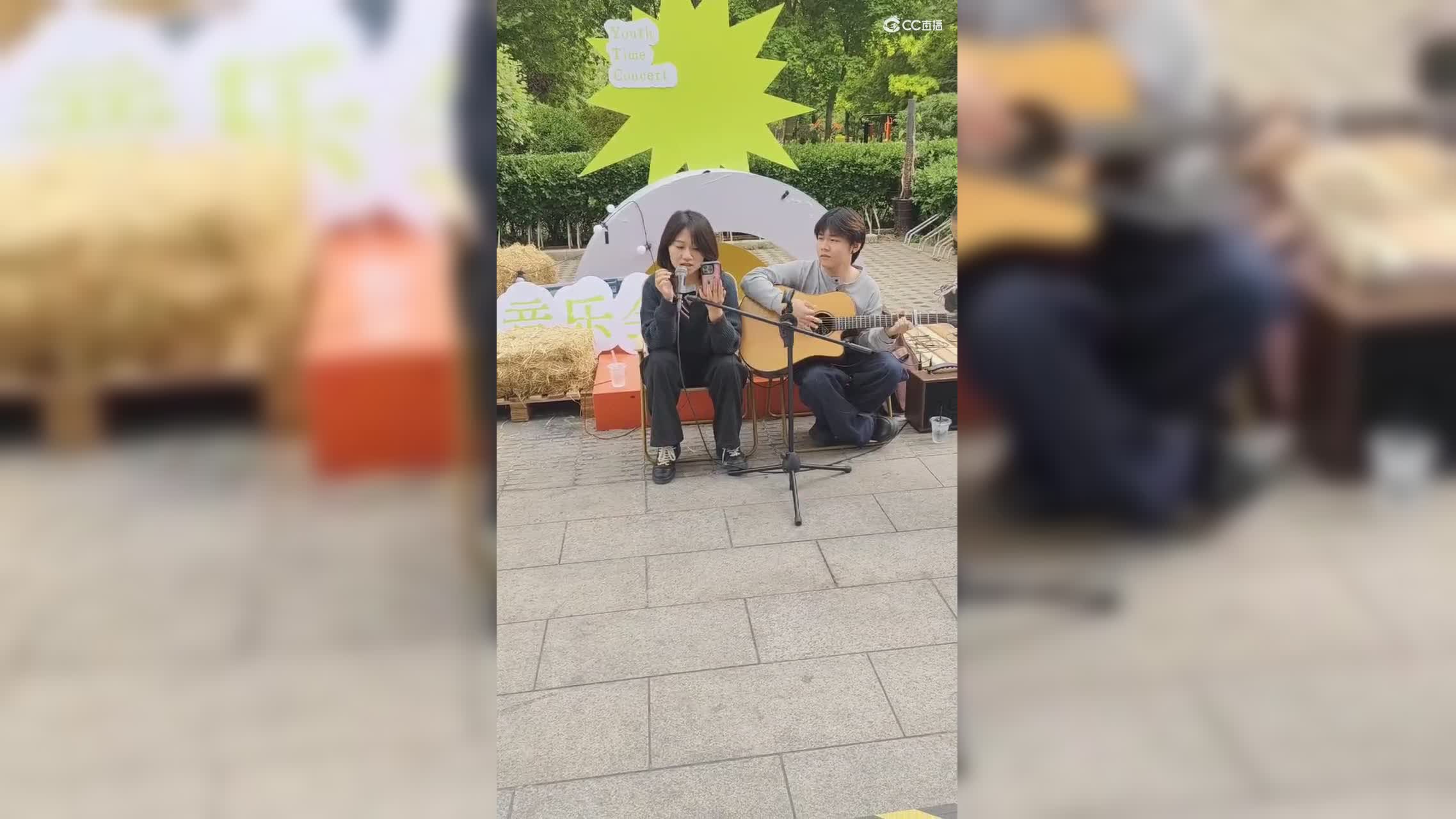 公园美女唱星辰大海